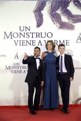 US actress Sigourney Weaver (C) poses with Spanish filmmaker Jose Antonio Bayona (L) and British actor Lewis McDougall at the Royal Theater, for the premiere of Jose Antonio Bayona s film Un monstruo viene a verme (A monster comes to see me), that has just been presented at the Internaitional Cinema Festival of San Sebastian, in Madrid, Madrid s Community, Spain, 26 September 2016. EFE JuanJo Martin PREMIERE OF THE FILM UN MONSTRUO VIENE A VERME IN MADRID !ACHTUNG: NUR REDAKTIONELLE NUTZUNG!  MAD001 20160926-636105249089448741