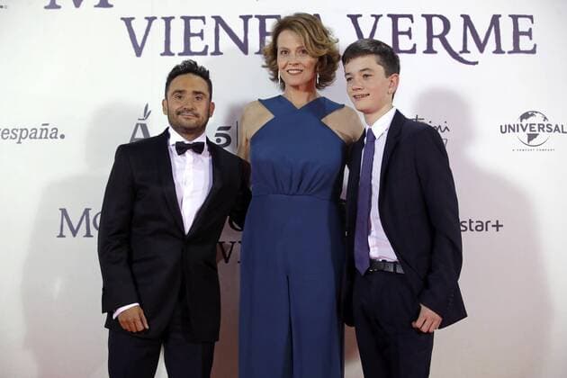 US actress Sigourney Weaver (C) poses with Spanish filmmaker Jose Antonio Bayona (L) and British actor Lewis McDougall at the Royal Theater, for the premiere of Jose Antonio Bayona s film Un monstruo viene a verme (A monster comes to see me), that has just been presented at the Internaitional Cinema Festival of San Sebastian, in Madrid, Madrid s Community, Spain, 26 September 2016. EFE JuanJo Martin PREMIERE OF THE FILM UN MONSTRUO VIENE A VERME IN MADRID !ACHTUNG: NUR REDAKTIONELLE NUTZUNG!  MAD001 20160926-636105249120025345