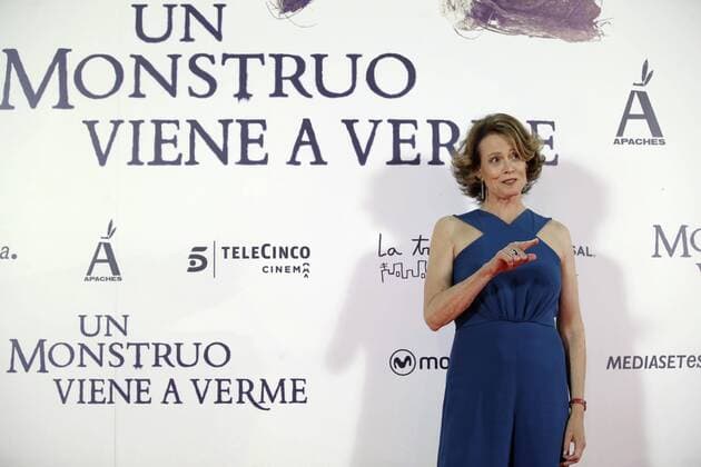 US actress Sigourney Weaver poses as she arrives at the Royal Theater, for the premiere of Jose Antonio Bayona s film Un monstruo viene a verme (A monster comes to see me), that has just been presented at the Internaitional Cinema Festival of San Sebastian, in Madrid, Madrid s Community, Spain, 26 September 2016. EFE JuanJo Martin PREMIERE OF THE FILM UN MONSTRUO VIENE A VERME IN MADRID !ACHTUNG: NUR REDAKTIONELLE NUTZUNG!  MAD001 20160926-636105257270720425