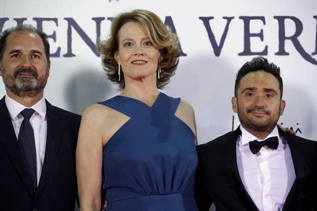 US actress Sigourney Weaver (C) poses with producer Alvaro Agustian (L) and director Jose Antonio Baypona at the Royal Theater, for the premiere of Bayona s film Un monstruo viene a verme (A monster comes to see me), that has just been presented at the Internaitional Cinema Festival of San Sebastian, in Madrid, Madrid s Community, Spain, 26 September 2016. EFE JuanJo Martin PREMIERE OF THE FILM UN MONSTRUO VIENE A VERME IN MADRID !ACHTUNG: NUR REDAKTIONELLE NUTZUNG!  MAD001 20160926-636105308263985588