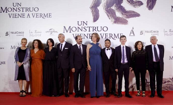 Spanish director Juan Antonio Bayona (4R), US actress Sigourney Weaver (5R), British actor Lewis McDougall (3R), Spain s acting Vice President Soraya Saenz de Santamaria (2R), Mediaset s CEO Paolo Vasile (R), producers Alvaro Agustin (5L) and Ghislain Barrois (4R) and President of Madrid s Community Cristina Cifuentes (L) pose at the Royal Theater, for the premiere of Bayona s film Un monstruo viene a verme (A monster comes to see me), that has just been presented at the Internaitional Cinema Festival of San Sebastian, in Madrid, Madrid s Community, Spain, 26 September 2016. EFE JuanJo Martin PREMIERE OF THE FILM UN MONSTRUO VIENE A VERME IN MADRID !ACHTUNG: NUR REDAKTIONELLE NUTZUNG! MAD001 20160926-636105308950064792