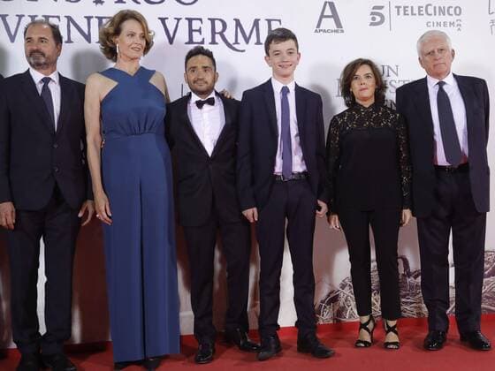 Spanish director Juan Antonio Bayona (3L), US actress Sigourney Weaver (2L), British actor Lewis McDougall (3R), Spain s acting Vice President Soraya Saenz de Santamaria (2R), Mediaset s CEO Paolo Vasile (R), and producer Alvaro Agustin (L) pose at the Royal Theater, for the premiere of Bayona s film Un monstruo viene a verme (A monster comes to see me), that has just been presented at the Internaitional Cinema Festival of San Sebastian, in Madrid, Madrid s Community, Spain, 26 September 2016. EFE JuanJo Martin PREMIERE OF THE FILM UN MONSTRUO VIENE A VERME IN MADRID !ACHTUNG: NUR REDAKTIONELLE NUTZUNG! MAD001 20160926-636105309565164906