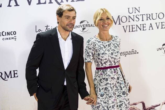 Cayetana Guilen Cuervo with her husband Omar Ayyashi during the premiere of the spanish film Un Monstruo Viene a Verme of J.A. Bayona at Teatro Real in Madrid. September 26, 2016.  (20160926079)