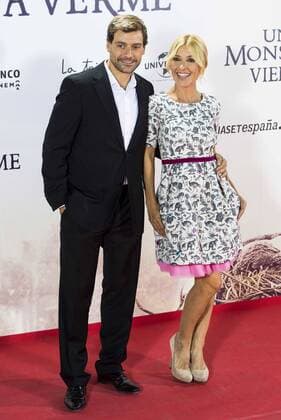 Cayetana Guilen Cuervo with her husband Omar Ayyashi during the premiere of the spanish film Un Monstruo Viene a Verme of J.A. Bayona at Teatro Real in Madrid. September 26, 2016.  (20160926080)