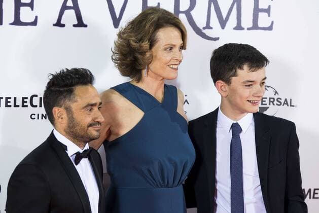 The director of the film J.A. Bayona, Sigourney Weaver and Lewis MacDougall during the premiere of the spanish film Un Monstruo Viene a Verme of J.A. Bayona at Teatro Real in Madrid. September 26, 2016.  (20160926096)