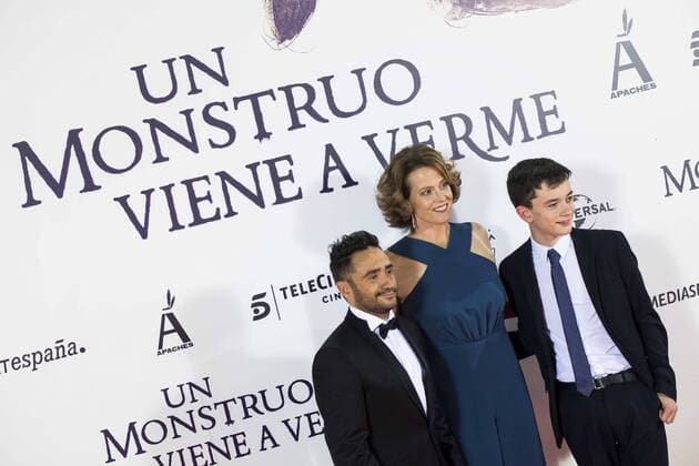 The director of the film J.A. Bayona, Sigourney Weaver and Lewis MacDougall during the premiere of the spanish film Un Monstruo Viene a Verme of J.A. Bayona at Teatro Real in Madrid. September 26, 2016.  (20160926097)