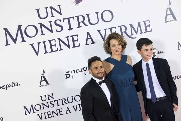 The director of the film J.A. Bayona, Sigourney Weaver and Lewis MacDougall during the premiere of the spanish film Un Monstruo Viene a Verme of J.A. Bayona at Teatro Real in Madrid. September 26, 2016.  (20160926098)