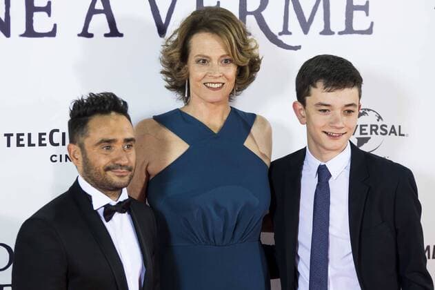 The director of the film J.A. Bayona, Sigourney Weaver and Lewis MacDougall during the premiere of the spanish film Un Monstruo Viene a Verme of J.A. Bayona at Teatro Real in Madrid. September 26, 2016.  (20160926099)