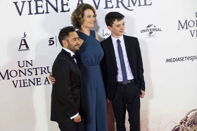 The director of the film J.A. Bayona, Sigourney Weaver and Lewis MacDougall during the premiere of the spanish film Un Monstruo Viene a Verme of J.A. Bayona at Teatro Real in Madrid. September 26, 2016.  (20160926103)