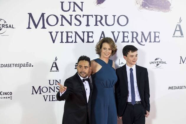 The director of the film J.A. Bayona, Sigourney Weaver and Lewis MacDougall during the premiere of the spanish film Un Monstruo Viene a Verme of J.A. Bayona at Teatro Real in Madrid. September 26, 2016.  (20160926104)