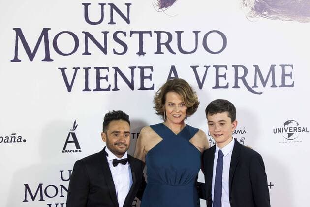 The director of the film J.A. Bayona, Sigourney Weaver and Lewis MacDougall during the premiere of the spanish film Un Monstruo Viene a Verme of J.A. Bayona at Teatro Real in Madrid. September 26, 2016.  (20160926106)
