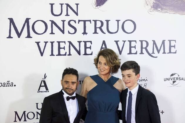 The director of the film J.A. Bayona, Sigourney Weaver and Lewis MacDougall during the premiere of the spanish film Un Monstruo Viene a Verme of J.A. Bayona at Teatro Real in Madrid. September 26, 2016.  (20160926107)