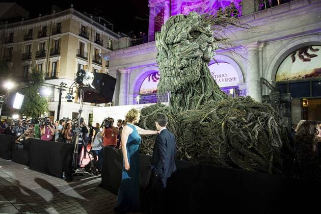 Sigourney Weaver and Lewis MacDougall with the Monster during the premiere of the spanish film Un Monstruo Viene a Verme of J.A. Bayona at Teatro Real in Madrid. September 26, 2016.  (20160926134)