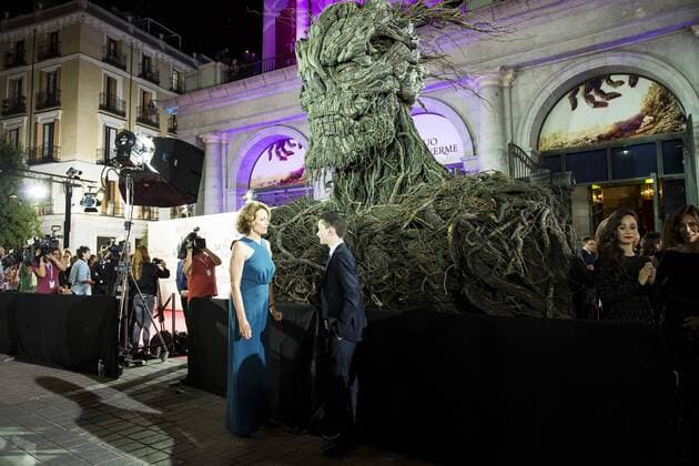Sigourney Weaver and Lewis MacDougall with the Monster during the premiere of the spanish film Un Monstruo Viene a Verme of J.A. Bayona at Teatro Real in Madrid. September 26, 2016.  (20160926135)
