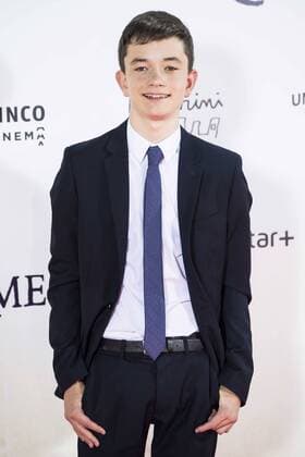 Lewis MacDougall during the premiere of the spanish film Un Monstruo Viene a Verme of J.A. Bayona at Teatro Real in Madrid. September 26, 2016.  (20160926187)