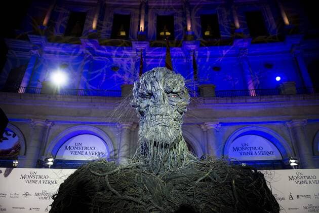 The monster during the premiere of the spanish film Un Monstruo Viene a Verme of J.A. Bayona at Teatro Real in Madrid. September 26, 2016.  (20160926195)