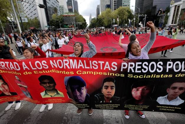 Hundreds of people protest during the second anniversary of the dissapearance of the 43 students in Iguala, in city of Mexico City, Mexico, 26 September 2016. Second anniversary of the dissapearance of the 43 students in Iguala !ACHTUNG: NUR REDAKTIONELLE NUTZUNG!  MEX21 20160927-636105473595219948