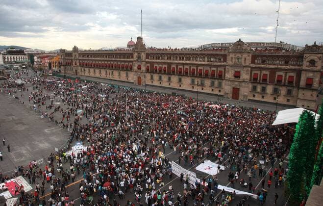 Hundreds of people protest during the second anniversary of the dissapearance of the 43 students in Iguala, in city of Mexico City, Mexico, 26 September 2016. Second anniversary of the dissapearance of the 43 students in Iguala !ACHTUNG: NUR REDAKTIONELLE NUTZUNG!  MEX21 20160927-636105473636247422