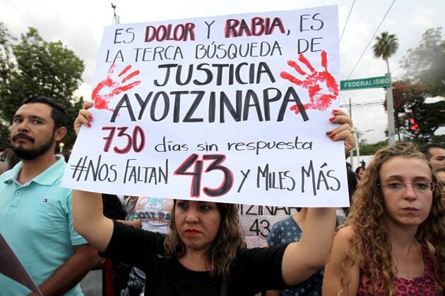 Hundreds of people protest during the second anniversary of the dissapearance of the 43 students in Iguala, in city of Guadalajara, Mexico, 26 September 2016. Second anniversary of the dissapearance of the 43 students in Iguala !ACHTUNG: NUR REDAKTIONELLE NUTZUNG!  MEX21 20160927-636105474394709698