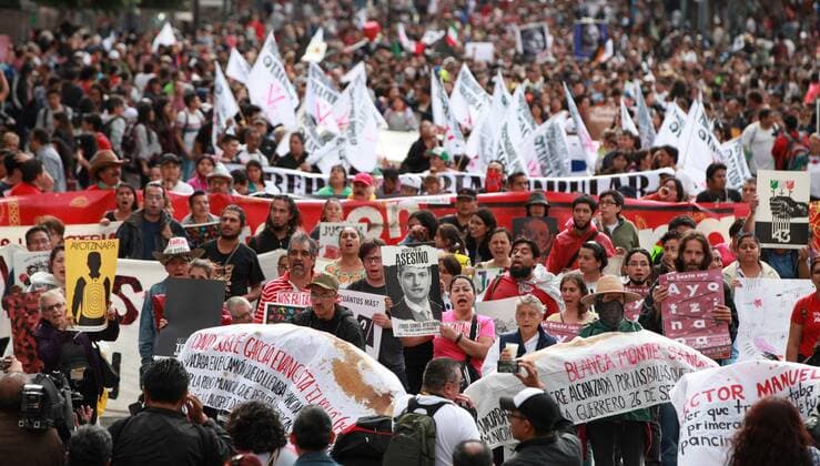 Hundreds of people protest during the second anniversary of the dissapearance of the 43 students in Iguala, in city of Mexico City, Mexico, 26 September 2016. Second anniversary of the dissapearance of the 43 students in Iguala !ACHTUNG: NUR REDAKTIONELLE NUTZUNG!  MEX21 20160927-636105474293622994