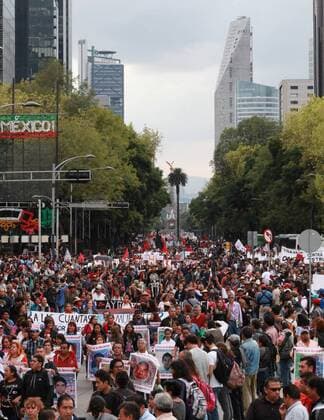 Hundreds of people protest during the second anniversary of the dissapearance of the 43 students in Iguala, in city of Mexico City, Mexico, 26 September 2016. Second anniversary of the dissapearance of the 43 students in Iguala !ACHTUNG: NUR REDAKTIONELLE NUTZUNG!  MEX21 20160927-636105474318114680