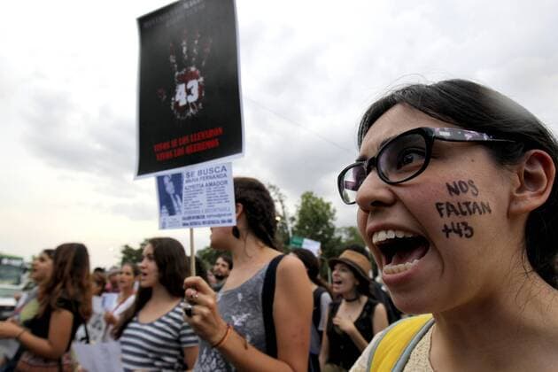 Hundreds of people protest during the second anniversary of the dissapearance of the 43 students in Iguala, in city of Guadalajara, Mexico, 26 September 2016. Second anniversary of the dissapearance of the 43 students in Iguala !ACHTUNG: NUR REDAKTIONELLE NUTZUNG!  MEX21 20160927-636105474336834440
