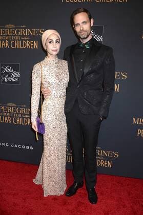 Ransom Riggs mit Begleitung bei der Premiere des Kinofilms Miss Peregrine s Home for Peculiar Children Die Insel der besonderen Kinder im Saks Fifth Avenue. New York, 26.09.2016 Foto:xD.xVanxTinex xFuturexImage