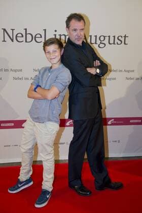Sebastian KOCH, Schauspieler, Ivo PIETZCKER, Schauspieler, links, Filmpremiere Nebel im August , in der Lichtburg in Essen, 26.09.2016.