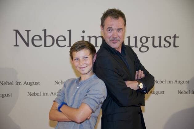 Sebastian KOCH, Schauspieler, Ivo PIETZCKER, Schauspieler, links, Filmpremiere Nebel im August , in der Lichtburg in Essen, 26.09.2016.