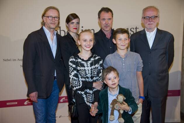 hinten von links: Kai WESSEL, Regisseur, Fritzi HABERLANDT, Schauspielerin, Sebastian KOCH, Schauspieler, Ulrich LIMMER, Produzent, davor: Jule HERRMANN, Schauspielerin, Ivo PIETZCKER, Schauspieler, vorne: der kleine SIMON, Komparse, Filmpremiere Nebel im August , in der Lichtburg in Essen, 26.09.2016.