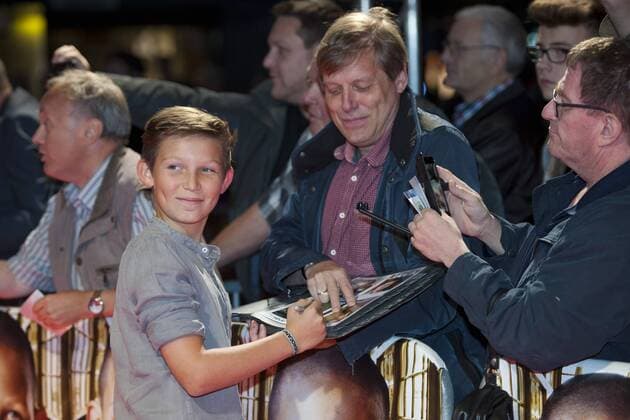 Ivo PIETZCKER, Schauspieler, schreibt Autogramme, Filmpremiere Nebel im August , in der Lichtburg in Essen, 26.09.2016.