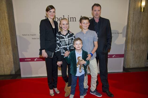 von links: Fritzi HABERLANDT, Schauspielerin, Jule HERRMANN, Schauspielerin, Ivo PIETZCKER, Schauspieler Sebastian KOCH, Schauspieler, vorne: der kleine SIMON, Komparse, Filmpremiere Nebel im August , in der Lichtburg in Essen, 26.09.2016.