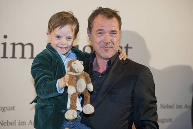 Sebastian KOCH, Schauspieler, und der kleine SIMON, Komparse, Filmpremiere Nebel im August , in der Lichtburg in Essen, 26.09.2016.