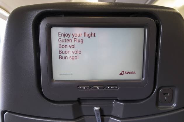 CHE, Schweiz, Zuerich, 17.03.2016 - Wer mit Swiss fliegt, hat es gut. Er wird in fuenf Sprachen begruesst. - Flug von Stuttgart ueber Zuerich nach Mumbia mit der Fluggesellschaft SWISS. - STR - ZRH LX1165 mit einem Flugzeug vom Typ Avro RJ100 - ZRH - BOM LX154 mit einem Airbus A 330-300. Â