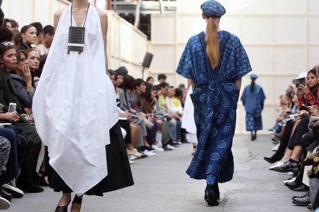 A model takes to the catwalk during the presentation of Nehera s show as part of the Spring-Summer 2017 Paris Fashion Week on September 27, 2016.  PAR20160927108 MAYAxVIDON-WHITE