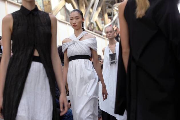 A model takes to the catwalk during the presentation of Nehera s show as part of the Spring-Summer 2017 Paris Fashion Week on September 27, 2016.  PAR20160927109 MAYAxVIDON-WHITE