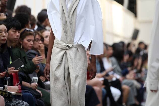 A model takes to the catwalk during the presentation of Nehera s show as part of the Spring-Summer 2017 Paris Fashion Week on September 27, 2016.  PAR20160927111 MAYAxVIDON-WHITE
