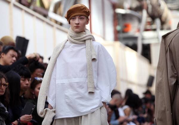 A model takes to the catwalk during the presentation of Nehera s show as part of the Spring-Summer 2017 Paris Fashion Week on September 27, 2016.  PAR20160927112 MAYAxVIDON-WHITE