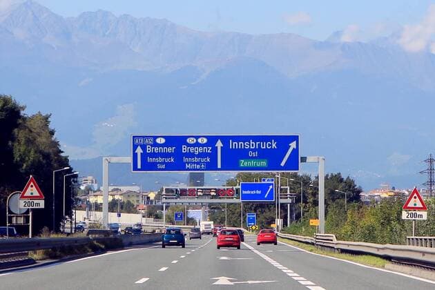 Verkehrsschilder auf der Inntalautobahn A 12 in der Nähe von Innsbruck vor dem Knoten Innsbruck ( Tirol Österreich ) Inntalautobahn A 12 bei Innsbruck