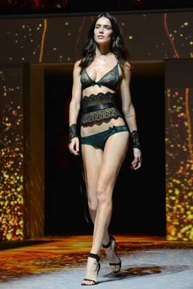 Paris Fashion Week - Etam Live Show im Centre Pompidou 211849 Serge Arnal Starface 2016-09-27 Paris France Paris Fashion Week. Show Etam pour les 100 ans de la marque. Défilé. Show Etam au Centre George Pompidou Ã Paris. _sans_perso  Copyright: xSergexArnalx xStarfacex STAR_211849_025