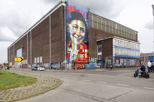 The Netherlands, Amsterdam. The famous Brazilian street artist Eduardo Kobra realizes this week a monumental portrait of Anne Frank. 26 september 2016, Photo: Katrien Mulder Hollandse Hoogte Nederland, Amsterdam, Amsterdam Noord, NDSM Terrein, wereldberoende Braziliaanse streetartist Eduardo Kobra realiseert deze week een monumentaal portret van Anne Frank op de zuidelijke buitenmuur van de loods op de hoek van de MS van Riemsdijkweg, en de Tt Neveritaweg, famous Brazilian street artist Eduardo Kobra realizes this week a monumental portrait of Anne Frank, 26 september 2016, foto: Katrien Mulder  59396747