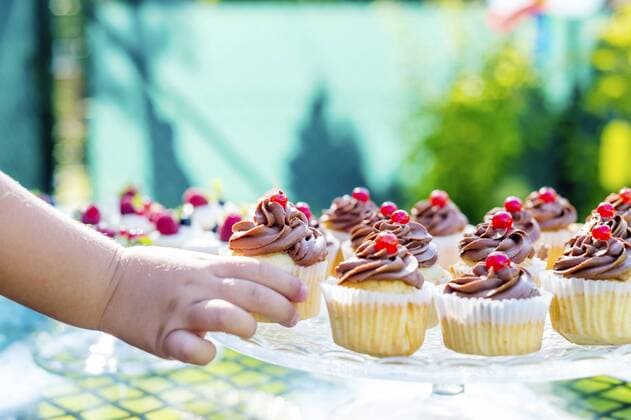 Geburtstag - Symbolbilder Little girl s hand taking cup cake model released Symbolfoto  HAPF000753