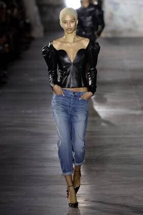 Paris Fashion Week - Saint Laurent 211871 Marineau Starface 2016-09-27 Paris France Paris Fashion week. Defile Saint Laurent Pret-a-porter printemps-ete 2017. Saint Laurent , spring -summer 2017 Paris, France Paris Fashion week. Defile Saint Laurent Ready to Wear Spring-summer 2017 Editorial Use Only _sans_perso  Copyright: xMarineaux STAR_211871_002