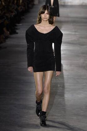 Paris Fashion Week - Saint Laurent 211871 Marineau Starface 2016-09-27 Paris France Paris Fashion week. Defile Saint Laurent Pret-a-porter printemps-ete 2017. Saint Laurent , spring -summer 2017 Paris, France Paris Fashion week. Defile Saint Laurent Ready to Wear Spring-summer 2017 Editorial Use Only _sans_perso  Copyright: xMarineaux STAR_211871_007