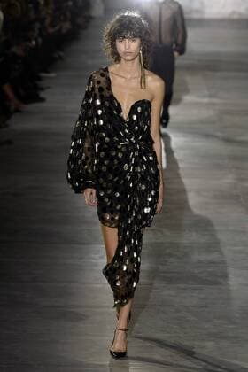 Paris Fashion Week - Saint Laurent 211871 Marineau Starface 2016-09-27 Paris France Paris Fashion week. Defile Saint Laurent Pret-a-porter printemps-ete 2017. Saint Laurent , spring -summer 2017 Paris, France Paris Fashion week. Defile Saint Laurent Ready to Wear Spring-summer 2017 Editorial Use Only Arganaraz, Mica  Copyright: xMarineaux STAR_211871_012