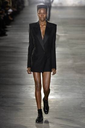 Paris Fashion Week - Saint Laurent 211871 Marineau Starface 2016-09-27 Paris France Paris Fashion week. Defile Saint Laurent Pret-a-porter printemps-ete 2017. Saint Laurent , spring -summer 2017 Paris, France Paris Fashion week. Defile Saint Laurent Ready to Wear Spring-summer 2017 Editorial Use Only _sans_perso  Copyright: xMarineaux STAR_211871_019