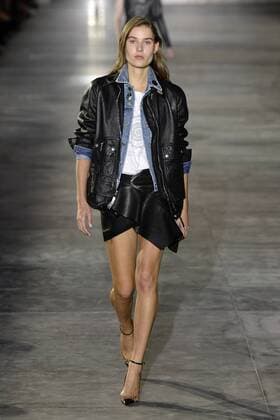 Paris Fashion Week - Saint Laurent 211871 Marineau Starface 2016-09-27 Paris France Paris Fashion week. Defile Saint Laurent Pret-a-porter printemps-ete 2017. Saint Laurent , spring -summer 2017 Paris, France Paris Fashion week. Defile Saint Laurent Ready to Wear Spring-summer 2017 Editorial Use Only _sans_perso  Copyright: xMarineaux STAR_211871_026