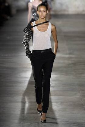 Paris Fashion Week - Saint Laurent 211871 Marineau Starface 2016-09-27 Paris France Paris Fashion week. Defile Saint Laurent Pret-a-porter printemps-ete 2017. Saint Laurent , spring -summer 2017 Paris, France Paris Fashion week. Defile Saint Laurent Ready to Wear Spring-summer 2017 Editorial Use Only _sans_perso  Copyright: xMarineaux STAR_211871_030