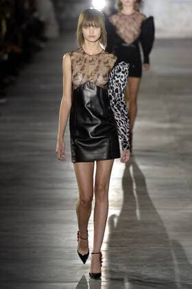 Paris Fashion Week - Saint Laurent 211871 Marineau Starface 2016-09-27 Paris France Paris Fashion week. Defile Saint Laurent Pret-a-porter printemps-ete 2017. Saint Laurent , spring -summer 2017 Paris, France Paris Fashion week. Defile Saint Laurent Ready to Wear Spring-summer 2017 Editorial Use Only _sans_perso  Copyright: xMarineaux STAR_211871_032