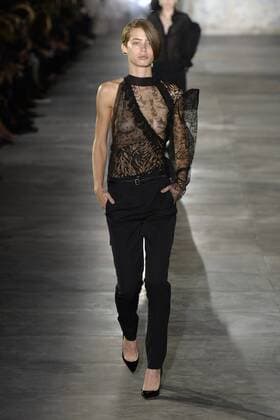 Paris Fashion Week - Saint Laurent 211871 Marineau Starface 2016-09-27 Paris France Paris Fashion week. Defile Saint Laurent Pret-a-porter printemps-ete 2017. Saint Laurent , spring -summer 2017 Paris, France Paris Fashion week. Defile Saint Laurent Ready to Wear Spring-summer 2017 Editorial Use Only _sans_perso  Copyright: xMarineaux STAR_211871_034